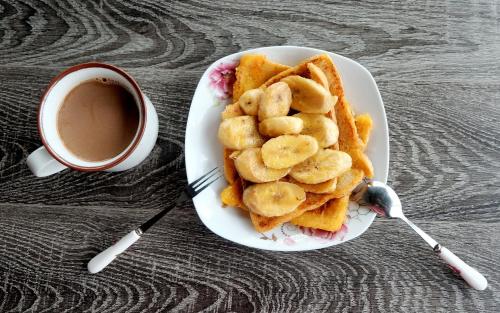 木州县Moc Chau Cottage homestay的一杯华夫饼和一杯咖啡