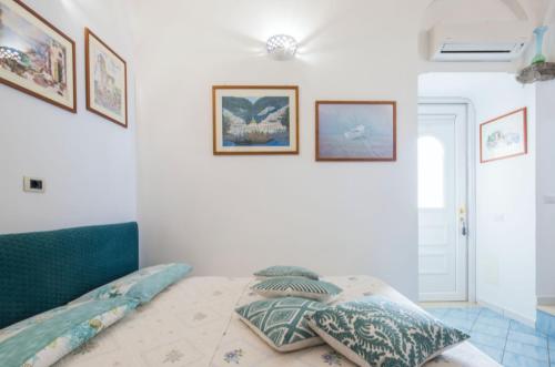 - une chambre avec un lit et des oreillers dans l'établissement L'ARCO DEI QUATTRO VENTI, à Minori