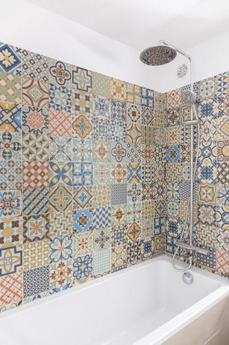 La salle de bains est revêtue de carrelage coloré. dans l'établissement Cosy apartment Promenade des Anglais, à Nice