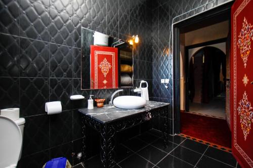 Ein Badezimmer in der Unterkunft Kasbah Ait Oumghar