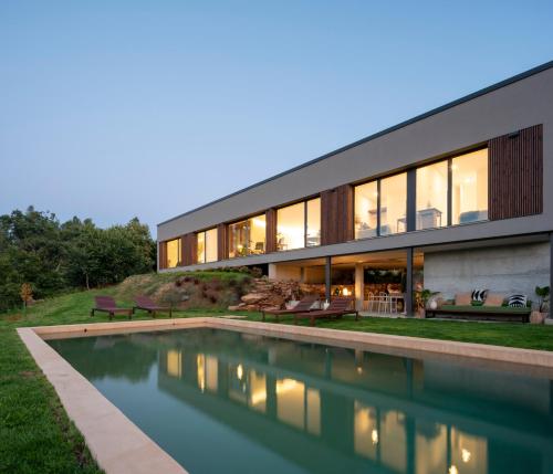 Piscina en o cerca de Casa Maceira