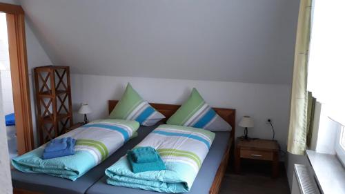 巴爾特魯姆的住宿－Seevilla Wietjes Whg 6，一张床上有两个枕头的房间