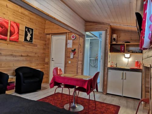 Η κουζίνα ή μικρή κουζίνα στο Hostel Mansikka