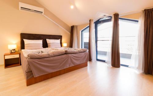 Rúm í herbergi á The Perfect One-Bedroom Maisonette in Plovdiv