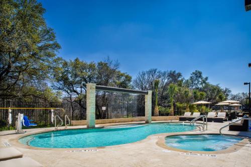 einen Pool im Garten mit Terrasse in der Unterkunft Holiday Inn Express Hotel & Suites Austin NW - Arboretum Area, an IHG Hotel in Austin