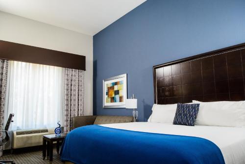 Tempat tidur dalam kamar di Holiday Inn Express Hotel & Suites Austin NW - Arboretum Area, an IHG Hotel