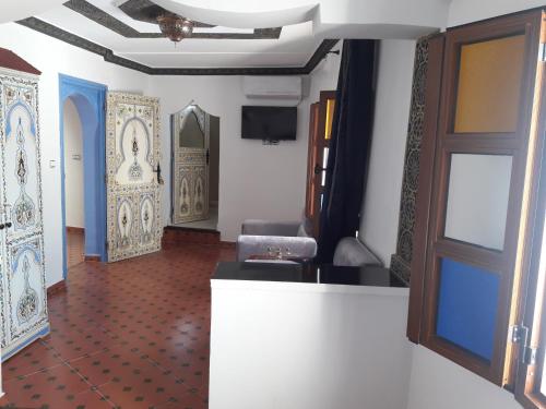 un couloir avec une chambre avec une porte et un étage dans l'établissement Casa El Haouta, à Chefchaouen