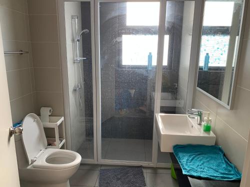 Ένα μπάνιο στο Paul 2 bedroom apartment at 28 Boulavard