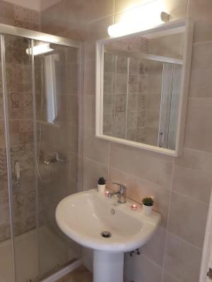 Bilik mandi di Gorgona apartments & studios