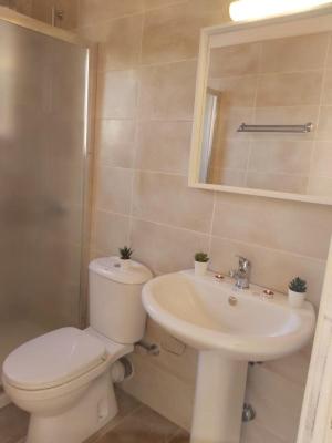 Bilik mandi di Gorgona apartments & studios