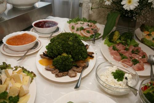 Makanan di atau di tempat lain dekat hotel