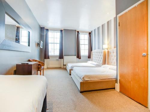 En eller flere senge i et værelse på OYO Somerset Hotel Baker Street London