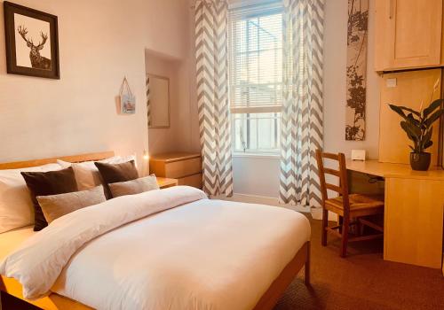 Llit o llits en una habitació de The St Mary's Street Residence