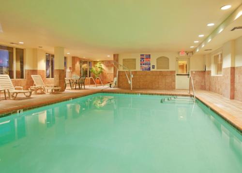 בריכת השחייה שנמצאת ב-Holiday Inn Express Woodland, an IHG Hotel או באזור