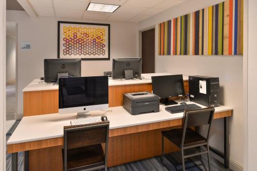 an office with three computers on a desk at Holiday Inn Express Woodland by IHG in Woodland