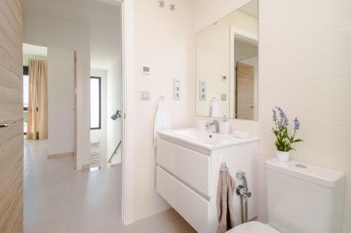 Kúpeľňa v ubytovaní Villa de lujo con piscina
