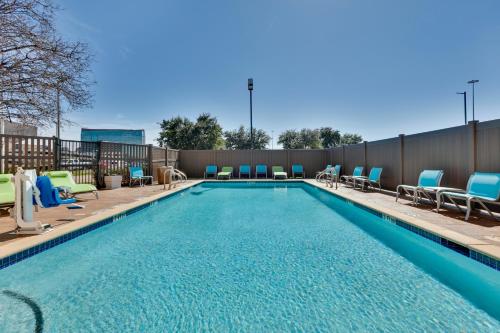 Holiday Inn Express & Suites Irving Conv Ctr - Las Colinas, an IHG Hotel Image