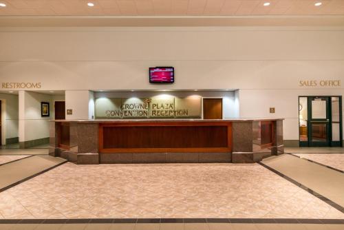 Lobi atau kawasan kaunter penerimaan di Crowne Plaza Springfield Convention Center by IHG