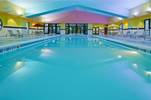 Bazén v ubytování Crowne Plaza Springfield Convention Center, an IHG Hotel nebo v jeho okolí