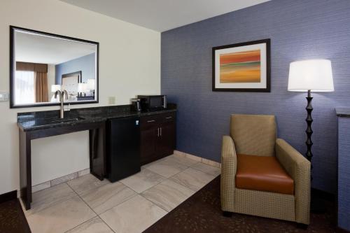 Istumisnurk majutusasutuses Holiday Inn Express & Suites Fort Dodge, an IHG Hotel