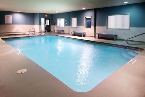 een groot zwembad in een hotelkamer bij Holiday Inn Express & Suites Alamogordo Highway 54/70, an IHG Hotel in Alamogordo