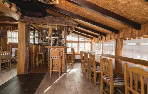 un ristorante con bar e alcune sedie in legno di Ruralna kuća za odmor Ružica a Žitomir