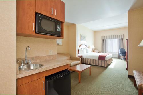 Säng eller sängar i ett rum på Holiday Inn Express Hotel & Suites Drums-Hazelton, an IHG Hotel