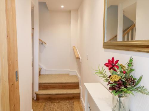 un vaso con fiori su un bancone in un corridoio di Tight Lyne Cottage a Carlisle