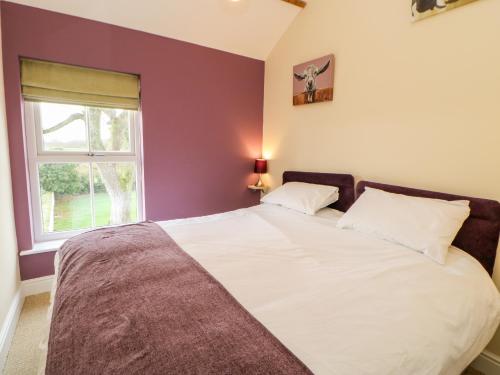 Een bed of bedden in een kamer bij Tight Lyne Cottage