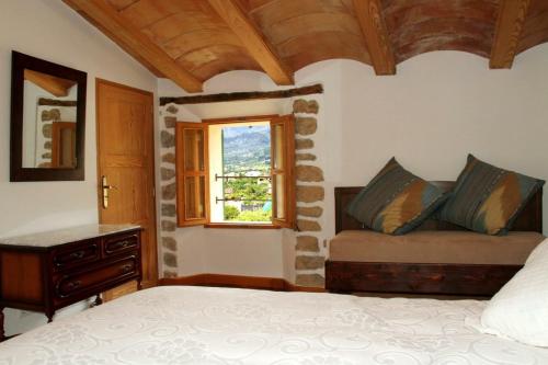 una camera con letto e finestra di Casa Antonia a Sóller