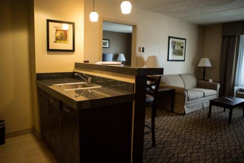 um quarto de hotel com um lavatório e uma sala de estar em Holiday Inn Express Milford, an IHG Hotel em Milford