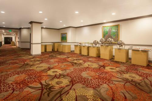 Restoran atau tempat lain untuk makan di Crowne Plaza Panama by IHG