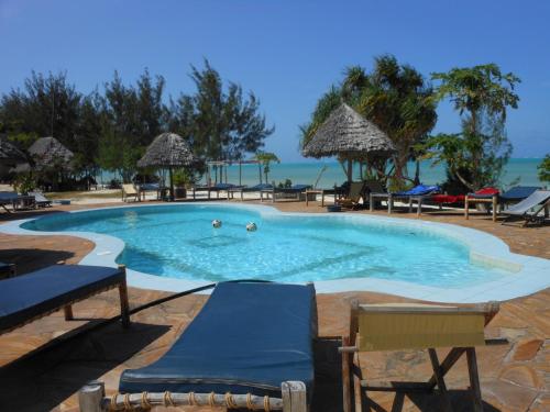 Πισίνα στο ή κοντά στο Mbuyuni Beach Village