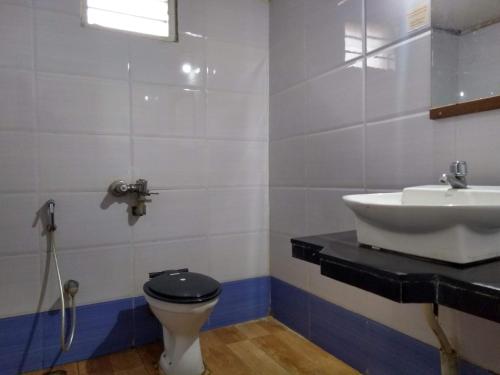bagno con lavandino e servizi igienici di Hotel Surya a Mangalore