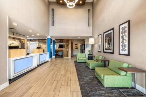un vestíbulo de un hospital con sillas verdes y una cocina en Holiday Inn Express Fremont - Milpitas Central, an IHG Hotel, en Fremont