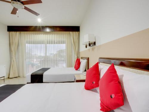 Un pat sau paturi într-o cameră la Hotel Siglo 21 Merida