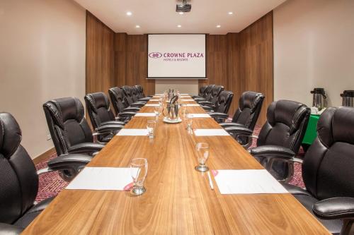 a conference room with a long table and chairs at Crowne Plaza Airport by IHG in Tocumen