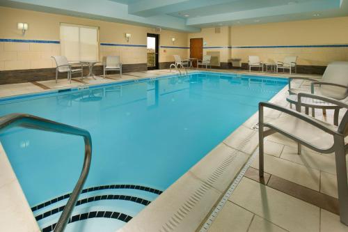a large swimming pool with chairs and tables at Holiday Inn Express & Suites Columbia - East Elkridge, Jessup an IHG Hotel in Elkridge