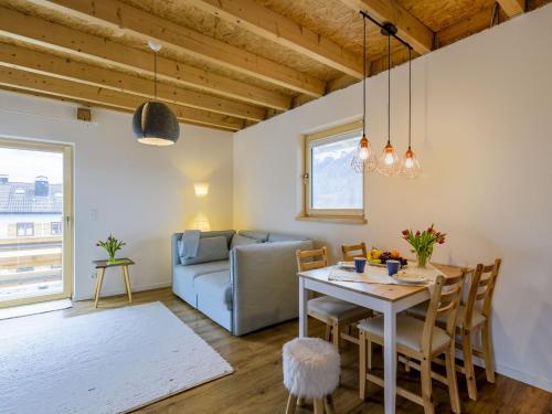 ein Wohnzimmer mit einem Tisch und einem Sofa in der Unterkunft wolke31 in Grassau