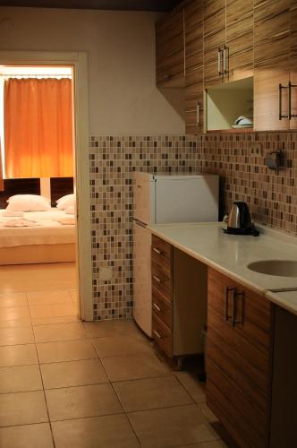 Kuchyň nebo kuchyňský kout v ubytování Mina apart otel kundu