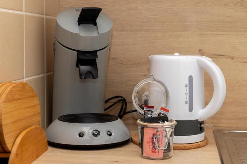 a blender sitting on a counter next to a coffee maker at BIT-City Studio und Appartement in Bitburg