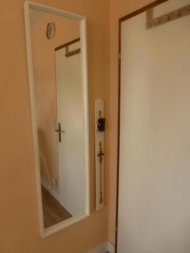 a bathroom with a mirror next to a door at BIT-City Studio und Appartement in Bitburg