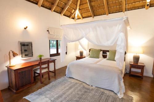 A bed or beds in a room at Kingly Bush Villa