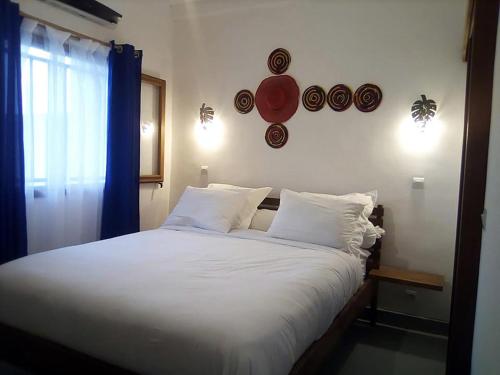Un pat sau paturi într-o cameră la SATRANA HOTEL TAMATAVE