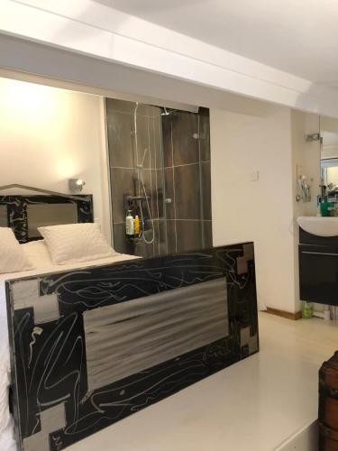 - une chambre avec un lit, une douche et un lavabo dans l'établissement Naturiste Cap d'Agde Villa Héliovillage 116, au Cap d'Agde