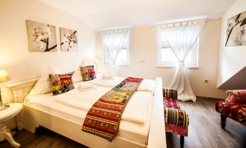 ein Schlafzimmer mit einem großen Bett in einem Zimmer in der Unterkunft Frieslandstern - Ferienhof und Hotel in Wangerland