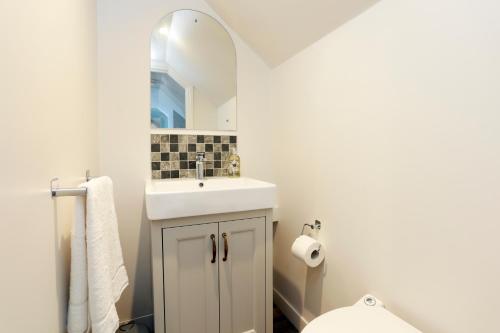 une salle de bain avec un lavabo et un miroir dans l'établissement No 10, à Whitstable