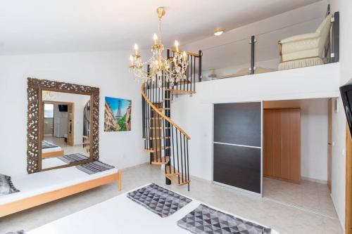 salon z klatką schodową i lustrem w obiekcie Rooms & Apartments Hegic w mieście Zadar