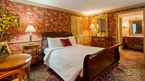 Säng eller sängar i ett rum på SureStay Plus Hotel by Best Western Brandywine Valley