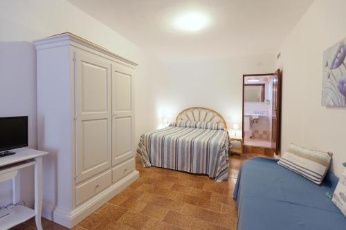 a bedroom with a bed and a tv in a room at IL PORTICCIOLO in Riomaggiore